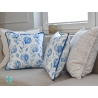 Funda de almohada decorativa de alcachofas azules con ribetes.