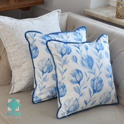Funda de almohada decorativa de alcachofas azules con ribetes.