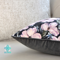 Fronha decorativa floral Mia com debrum