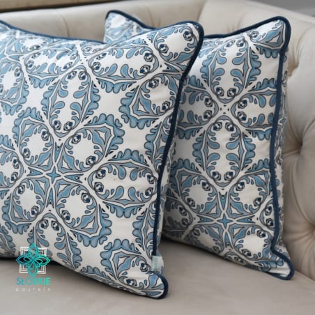 Decoratieve kussensloop met blauw mozaïek en inzet