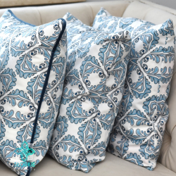 Sininen mosaiikki koristeellinen tyynyliina upotettuna