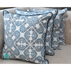 Sininen mosaiikki koristeellinen tyynyliina upotettuna