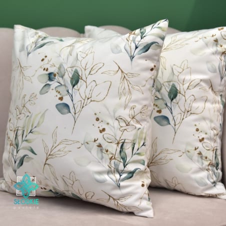 Funda de almohada decorativa cuadrada con hojas doradas y verdes.