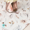 Decoratieve tafelloper met wilde bloemen