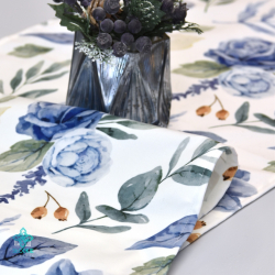 Dekoratív asztali futó, kék rózsákkal