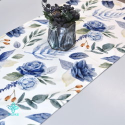 Caminho de mesa decorativo com rosas azuis