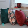Dekorativ pudebetræk til jul med pebernødder hus