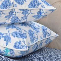 Quadratischer dekorativer Kissenbezug mit blauen Blumen und Einsatz